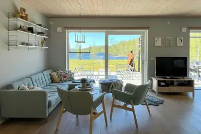 Image de Cabane avec coucher de soleil sur le lac Forsjön