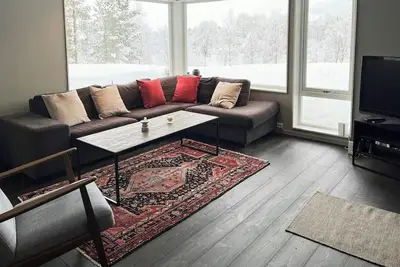 Image de Cabane avec vue sur les montagnes près du lac Totak