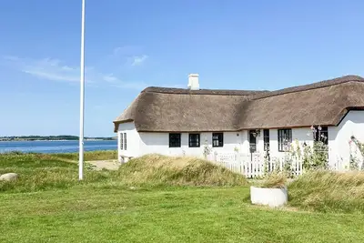 Image de Maison historique avec vue sur le fjord à Venø