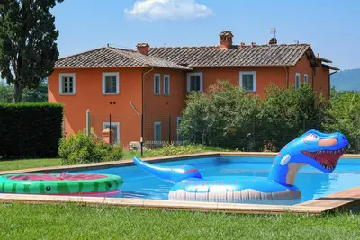 Image de Tour sur trois niveaux avec piscine