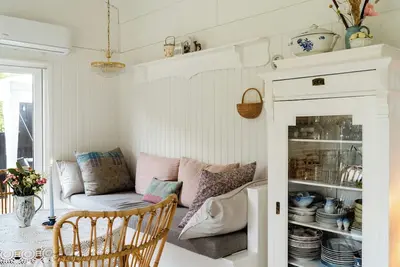 Image de Cabane romantique près de l'eau et de l'histoire