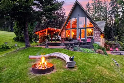 Image de 3-Acre A-Frame Retreat + Firepit + Outdoor Dining | Mins to Ferry and Beaches