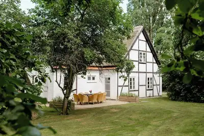 Image de Ancienne maison de fermier entourée par la nature