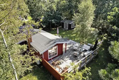 Image de Ambiance de vacances intemporelle dans une maison en bois des années 50
