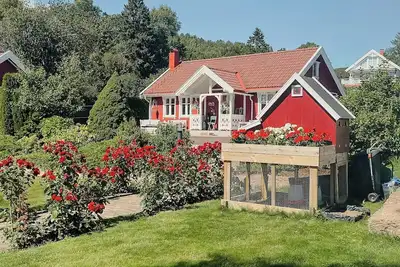 Image de Charmante maison rouge à Sandvikstranda, Sande