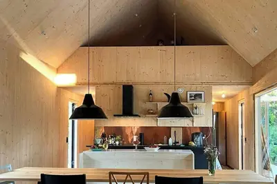 Image de Grange moderne conçue par un architecte sur la côte du chêne