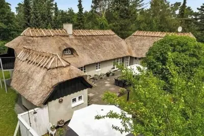 Image de Confort dans une maison au toit de chaume par Høve Strand