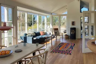Image de Lumière naturelle et chemin court vers l'eau dans les maisons de vacances
