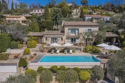 Image de Villa avec piscine surplombant la baie de Cannes