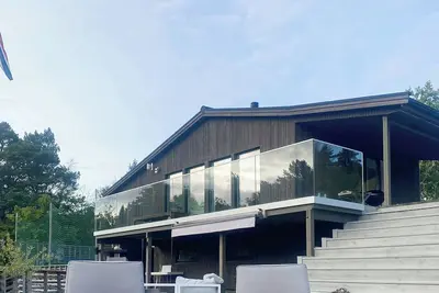 Image de Cabane intacte avec vue et terrain de jeu