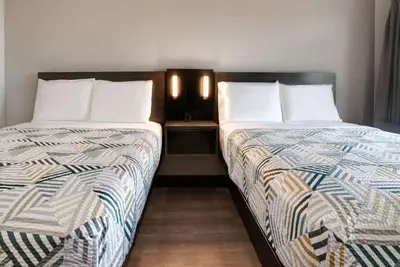 Image de 2 lits Queen | Non-fumeur, Micro-réfrigérateur