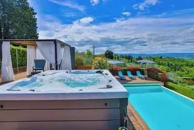 Image de Villa avec piscine à débordement en Toscane