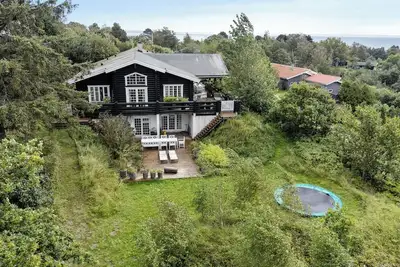 Image de Maison somptueuse et magique avec vue sur la mer