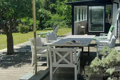 Image de Maison de vacances classique des années 50 avec jardin sauvage