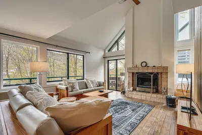 Image de Hike, Explore & Unwind: All-Season Lincoln Retreat