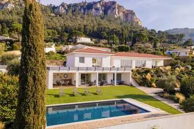 Image de Villa moderne à Cassis avec piscine et vue