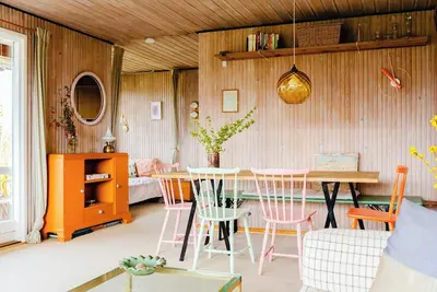 Image de Maison familiale colorée avec des couleurs pastel et un grand jardin
