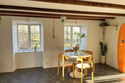 Image de Maison en pierre calcaire avec jardin semblable à un parc à När