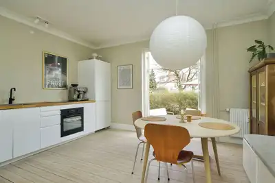 Image de Appartement dans la ville blanche avec jardin et salons lumineux