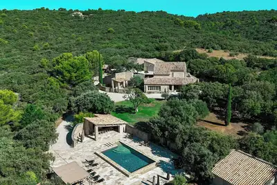 Image de Hameau en pierre avec piscine près de Gordes