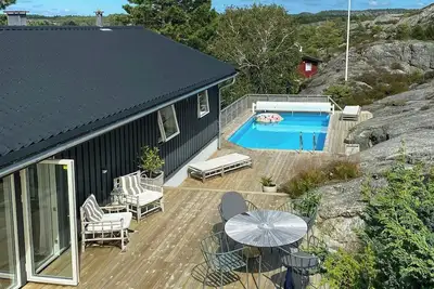 Image de Maison près de la mer avec piscine à Hällevikstrand