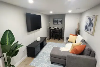 Image de Modern and Cozy 2 bedroom Basement Suite with fully equipped kitchen