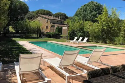 Image de Maison en pierre du XVIe siècle avec piscine près de Gérone