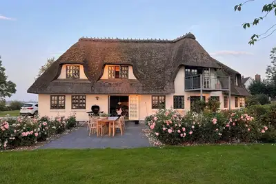 Image de Maison de rêve au toit de chaume avec nature et plage privée