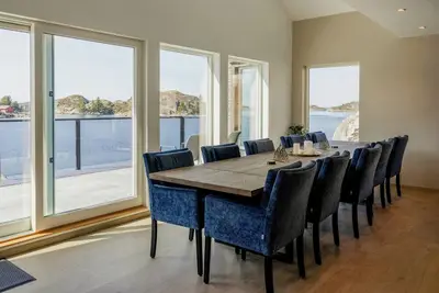 Image de Cabane de pêcheur moderne avec vue sur la mer à Kalvaneset