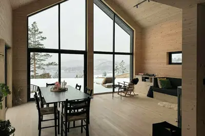 Image de Cabane design nordique avec vue sur le lac Toke