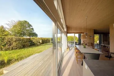 Image de De beaux décors en bord de mer où l'on vit avec la lumière et le ciel