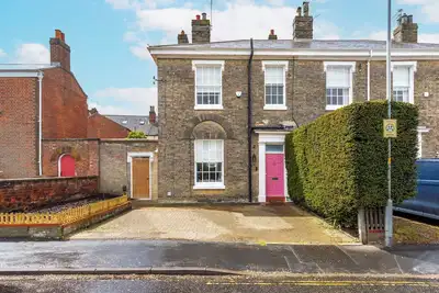 Image de A rare find: central Norwich, three-bed Victorian period home with off-street parking for two on the drive. Sunny enclosed courtyard, downstairs Wc, fast fibre WiFi. Six minutes' walk to the castle, four to Chantry Place. Sleeps five.