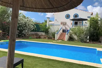 Image de Excellente villa avec jardin, superbe piscine privée à usage exclusif, parking,