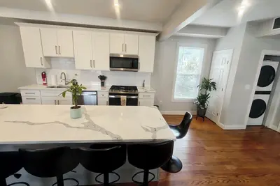 Image de Spacious 4bdrm, Sleeps 15, in Boston with free parking, close to transportation.