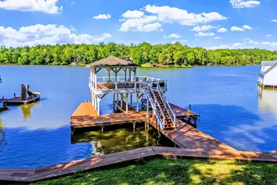 Image de New Lakefront Lake Anna, Dock, Hot Tub, Game Room