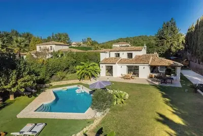 Image de Magnifique Villa Rénovée à Mougins avec Piscine et Grand Jardin Privé