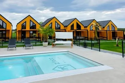 Image de Grande maison de vacances, piscine, sauna, jacuzzi