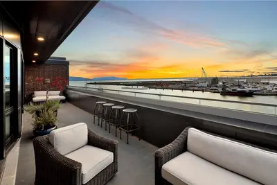 Image de Bellingham Waterfront Penthouse • Wraparound Balcony, Downtown & Near Wwu