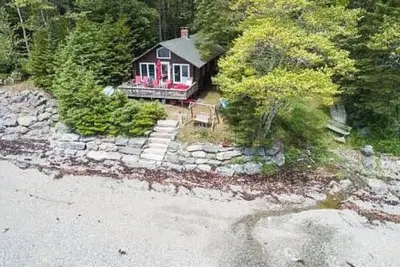 Image de Tranquil 1950s log cabin in Surry, Maine perfect for a relaxing getaway