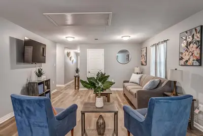 Image de 15 Mins to Downtown & Zoo! Hawkins Mill Hideaway