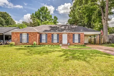 Image de Fenced Yard, Centrally Located-Parkway Village Pad