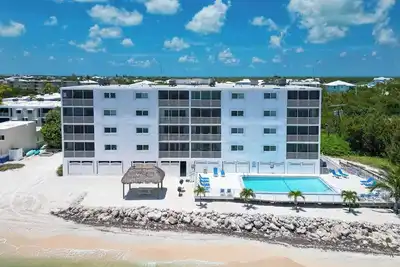 Image de P48 - 2 Bedroom, 2 Bath Beach front condo with pool