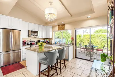 Image de Charming 2-bedroom townhome centrally located, walkablity to restaurants etc.