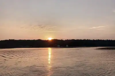 Image de R & R Retreat on Five Mile Bay - Only 9 minutes from Parry Sound.