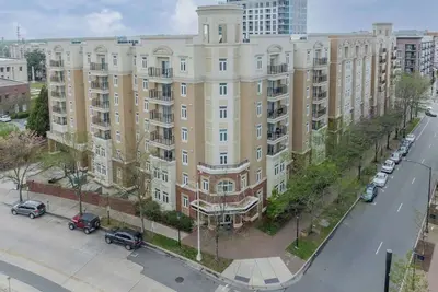 Image de Modern 4br with Balcony and City Skyline Views