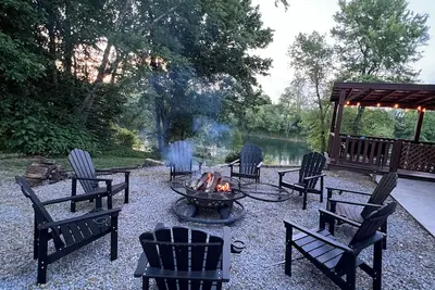 Image de Sleeps 12 spacious Cabin on Cumberland River. Boat Launch, Boating and Fishing.