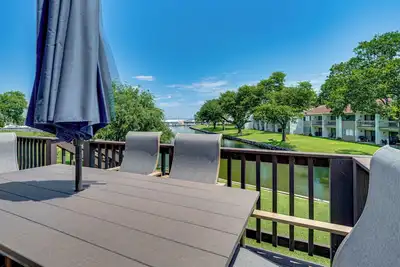 Image de Lake Conroe Waterfront in Walden! Lovely 4 Bdrm!