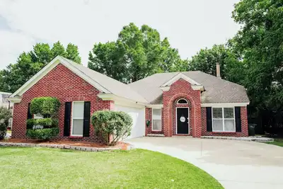 Image de A spacious, peaceful house where families can spread out, play, and unwind together. Kids get games and their own space while parents enjoy a quiet neighborhood, private yard, and room to truly relax.