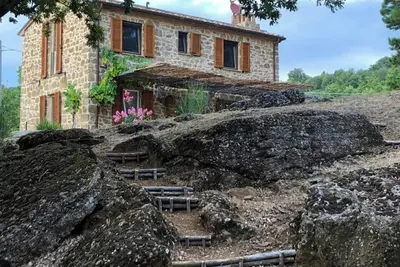 Image de Ferme en pierre nichée au milieu des chênes en Maremme