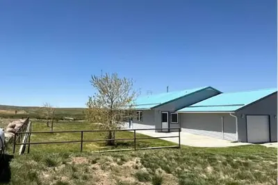 Image de Escape to wide open Wyoming skies at this spacious ranch-style retreat near Alcova & Pathfinder Reservoir — perfect for lake days, quiet evenings, and gathering with family and friends.
